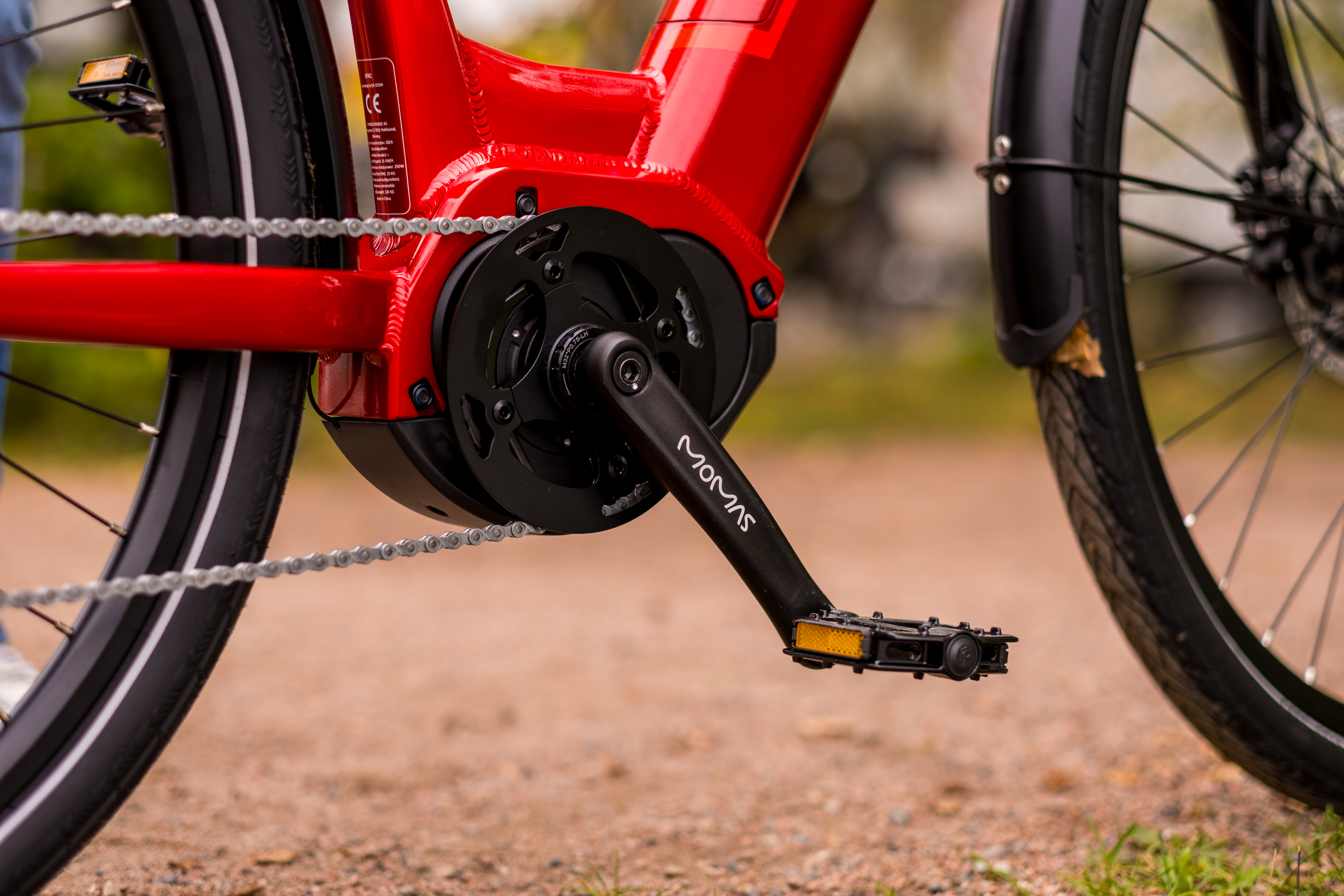 Nærbilde av pedalen og motoren til elsykkelen Momas Balance+ 2025-modellen